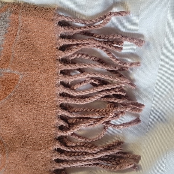 Pretty Persuasions Fringed Tan and Gray Scarf, NWT - Picture 8 of 8